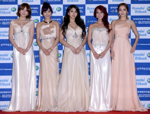 포토월에서 카라의 멤버들이 드레스로 맵시를 뽐내고 있다.<br>이주상기자 rainbow@sportsseoul.com