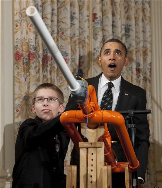 오바마 미국 대통령이 지난 2월 백악관에서 열린 과학발명전시회에서 한 학생이 만든 머시멜로 대포를 살펴보고 있다.  백악관 홈페이지