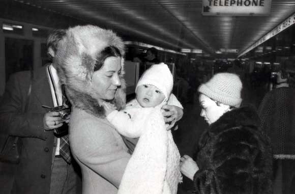 6개월 된 플뢰르 펠르랭이 프랑스의 공항에 도착해 양부모 품에 안기던 날. 아기를 안고 있는 여인이 엄마 아니.  KBNe 프랑스 제공