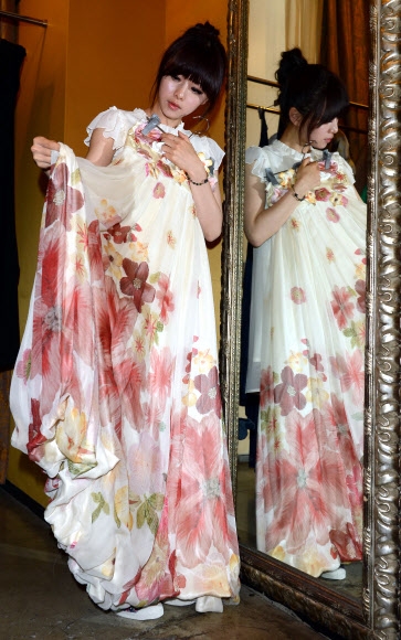 홍수아는 네벌의 의상중 최종적으로 꽃무늬 프린트의 드레스를 골랐다. <br>이주상기자 rainbow@sportsseoul.com