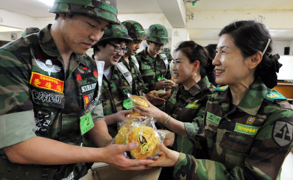 평시 급식 지원 활동으로 남성예비군들에게 간식을 전달하고 있는 서울 구로구 여성예비군.