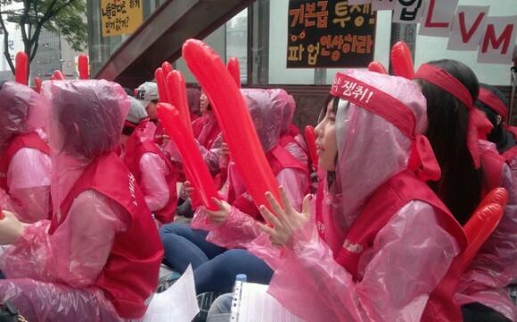 루이비통 모엣 헤네시(LVMH) 여성 노조원 200여명이 17일 서울 강남 LVMH 본사 앞에서 비를 맞으며 임금협상 결의대회를 하고 있다. 명희진기자 mhj46@seoul.co.kr 