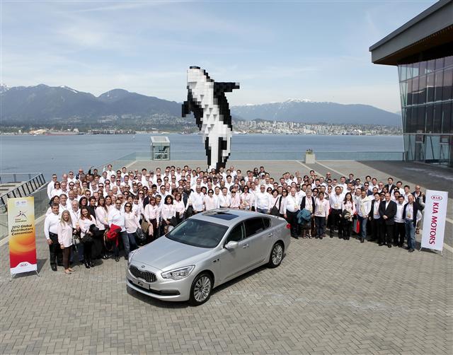 17일(현지시간) 캐나다 밴쿠버의 페어몬트 퍼시픽 림 호텔에서 열린 ‘2012 전 세계 대리점 대회’에 참가한 기아차 대리점 사장단이 기념촬영을 하고 있다. 기아차 제공