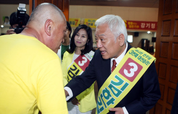 강정마을회장과 인사하는 김한길 후보 27일 오후 제주 중소기업센터에서 열린 민주통합당 당대표 합동연설회 및 지역 순회투표에서 김한길 후보가 강동균(왼쪽) 강정마을회장과 인사하고 있다. 연합뉴스