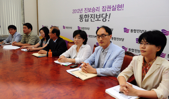 통합진보당 당기위원 7명이 28일 사퇴를 거부하고 있는 이석기, 김재연 등 비례대표 당선자의 출당 문제를 논의하고 있다.  손형준기자 boltagoo@seoul.co.kr