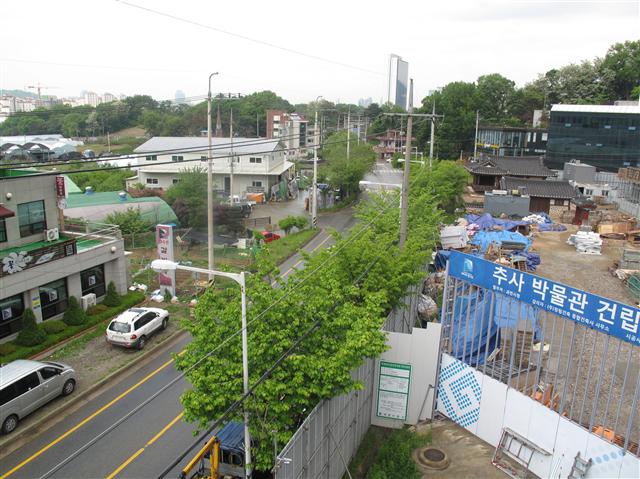 경마장 쪽에서 서울 방향을 바라본 과천 추사로 전경. 오른쪽 가림막 안에서는 추사박물관 건립 공사가 진행되고 있다.
