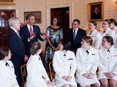 28일(현지시간) 미국 백악관 블루룸을 방문한 미 해군 최초의 잠수함 여군들이 버락 오바마 대통령 내외를 만나고 있다. 왼쪽부터 레이 마버스 해군장관, 오바마 대통령, 대통령 부인 미셸, 리언 패네타 국방장관. 백악관 제공