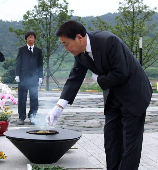 새누리당 이재오 의원이 30일 경남 김해 봉하마을을 찾아 노무현 전 대통령 묘소를 참배하고 있다. 연합뉴스