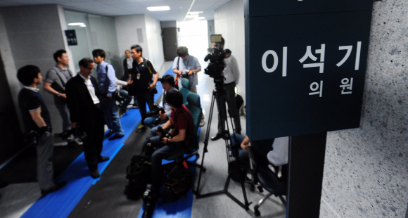 ‘종북 논란’을 빚고 있는 통합진보당 이석기 의원이 19대 국회 개원 이틀째인 31일에도 모습을 드러내지 않은 가운데 이날 이 의원의 국회의원회관 사무실 앞에 취재진이 몰려 있다. 정연호기자 tpgod@seoul.co.kr