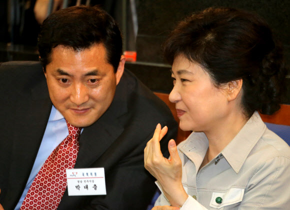 새누리당 박근혜 전 대표와 박대출 의원이 1일 국회에서 열린 의원총회에서 대화를 나누고 있다. 연합뉴스
