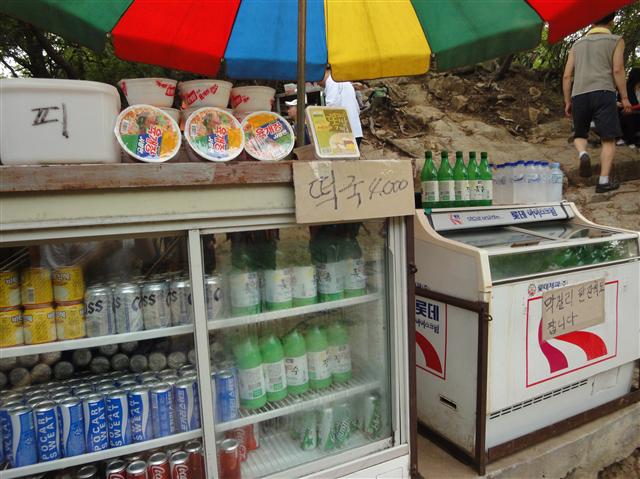 지난 2일 서울 관악산 연주대(629m) 코스 9부능선인 ‘제3깔딱고개’에서 이동상인들이 업소용 냉장고에 막걸리와 맥주 등을 넣어두고 판매하고 있다.