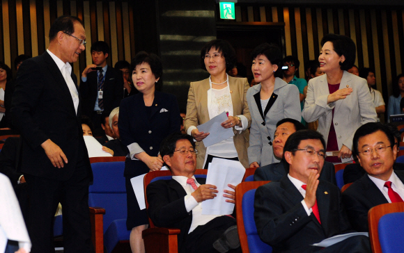 새누리당 황우여(왼쪽) 대표가 5일 오전 국회에서 열린 의원총회에 참석하면서 의원들과 인사를 나누고 있다. 정연호기자 tpgod@seoul.co.kr