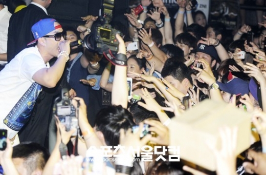 가수 크라운제이가 10일 새벽 서울 신사동의 한 클럽에서 진행된 쇼케이스에서 화려한 무대를 펼치고 있다. <br>배정한 기자 hany@media.sportsseoul.com