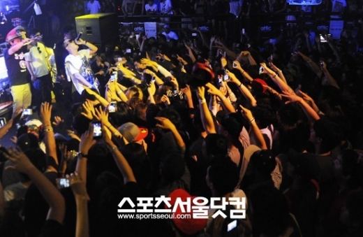 가수 크라운제이가 10일 새벽 서울 신사동의 한 클럽에서 진행된 쇼케이스에서 화려한 무대를 펼치고 있다. <br>배정한 기자 hany@media.sportsseoul.com