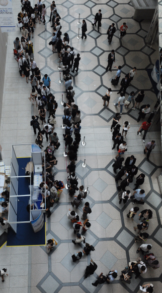 11일 서울 삼성동 코엑스에서 코트라 주최로 열린 ‘2012 글로벌 창업·취업 대전’에 참여한 구직자들이 장사진을 이룬 채 채용 상담을 기다리고 있다. 도준석기자 pado@seoul.co.kr