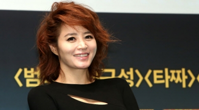 배우 김혜수가 12일 오전 서울 중구 소공동 웨스틴 조선호텔에서 열린 영화 ‘도둑들’(감독 최동훈) 제작발표회에서 밝게 웃고 있다.<br>연합뉴스