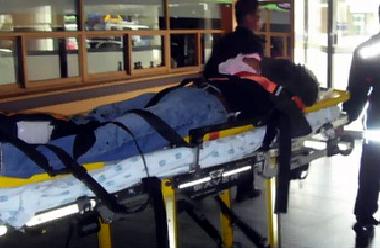지난 4월 성남시 중원구청 사회복지 담당 공무원 김모(44)씨가 민원인이 휘두른 흉기에 찔려 병원으로 옮겨지고 있다.  성남시 제공