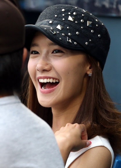 15일 오후 서울 잠실야구장에서 열린 2012 프로야구 삼성 대 두산의 경기. 가수 윤아가 경기를 관람하고 있다.<br>연합뉴스