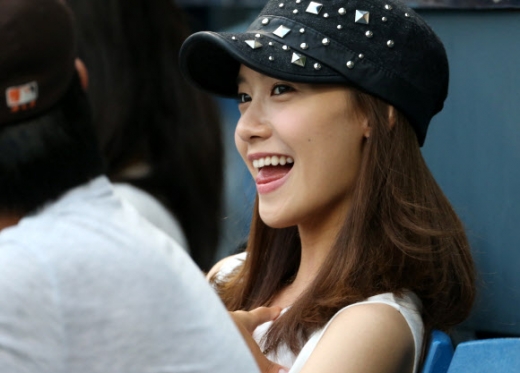 15일 오후 서울 잠실야구장에서 열린 2012 프로야구 삼성 대 두산의 경기. 가수 윤아가 경기를 관람하고 있다.<br>연합뉴스