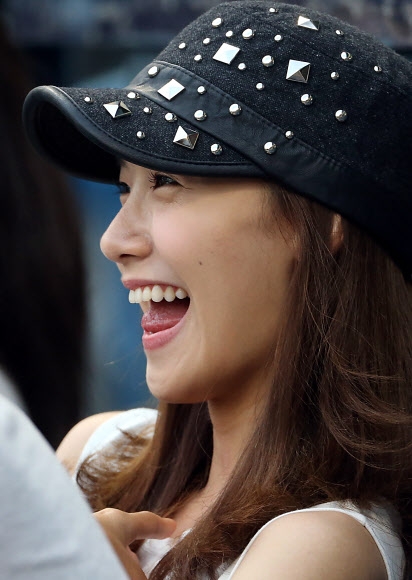 15일 오후 서울 잠실야구장에서 열린 2012 프로야구 삼성 대 두산의 경기. 가수 윤아가 경기를 관람하고 있다.<br>연합뉴스