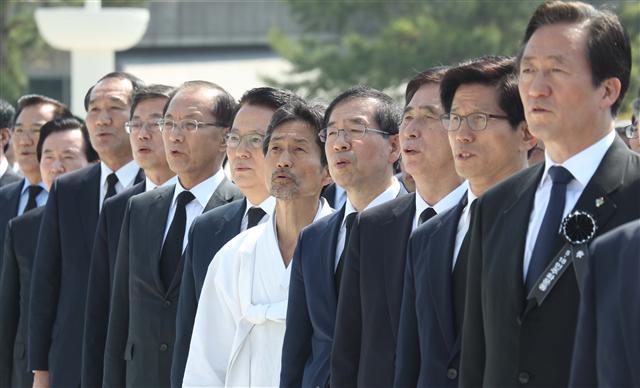 그럼 이 사람들은… 통합진보당 이석기 의원의 ‘애국가 발언’이 논란이 되고 있는 가운데 지난달 18일 강기갑(오른쪽에서 다섯 번째) 비상대책위원장이 광주시 국립 5·18 민주묘역에서 열린 제32주년 5·18 민주화운동 기념식에서 애국가를 부르고 있다.  서울신문 포토라이브러리