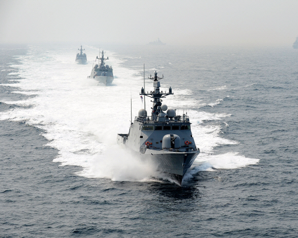제2연평해전 10주기를 보름 앞둔 지난 14일 해군이 서해상에서 ‘윤영하함’ 등 전사자들의 이름으로 명명된 유도탄 고속함 해상기동훈련을 실시하고 있다.  해군 제공