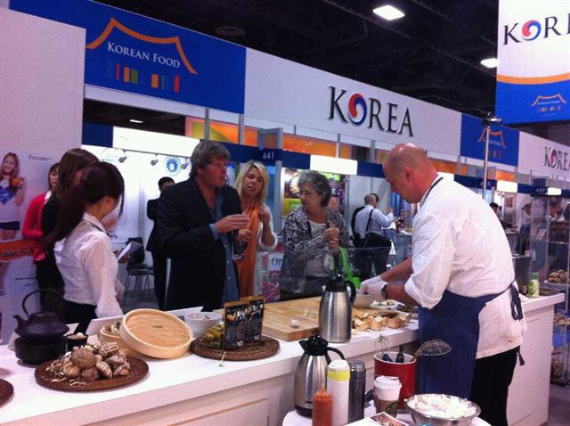 18일(현지시간) 미국 워싱턴DC 컨벤션센터에서 열린 북미 최대 식품박람회에 마련된 한국음식 홍보부스에서 외국인들이 한국 건강식품 등을 맛보고 있다.