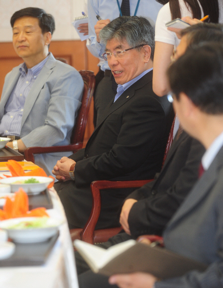 김중수(왼쪽 두번째) 한국은행 총재가 20일 서울 중구 남대문로 한국은행 본관 소회의실에서 경제동향간담회를 열고 주요 연구기관 및 단체, 학계 인사들과 최근의 경제 현안에 대해 대화를 나누고 있다. 안주영기자 jya@seoul.co.kr