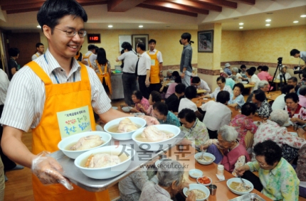 “어르신, 삼계탕 드시고 건강하세요”