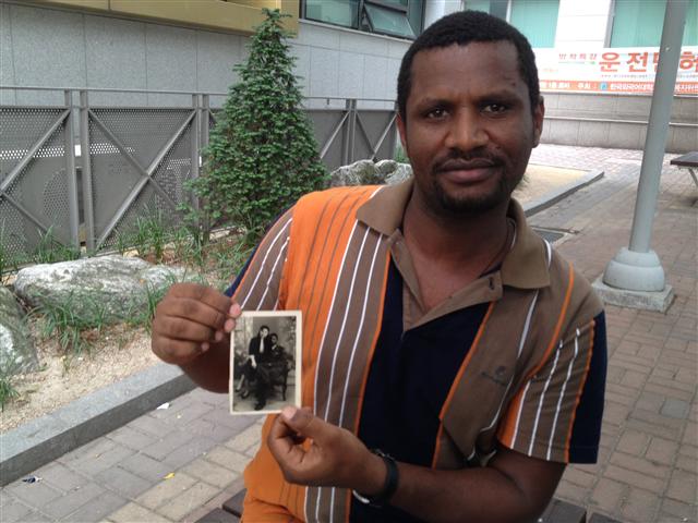 에티오피아 참전용사의 후손 타델레 타데세가 아버지 웰드마리얀 타데세의 사진을 보여주며 한국에 각별한 정감을 표하고 있다.
