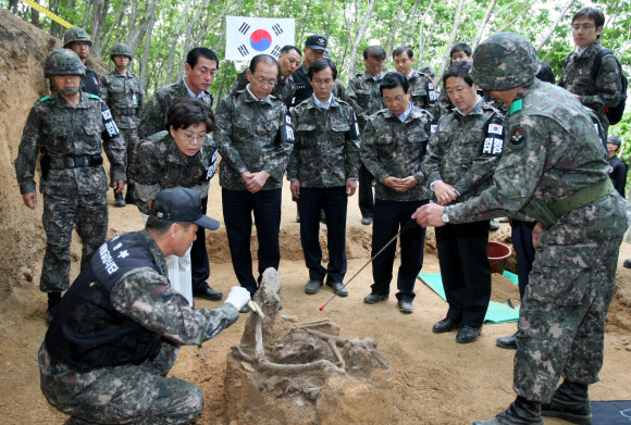 유해발굴 시찰  새누리당 황우여(왼쪽 네번째) 대표 등 당 지도부가 21일 강원도 철원 승리부대 제38연대 735고지 내 유해발굴 현장을 찾아 군 관계자의 설명을 듣고 있다. 철원 연합뉴스 