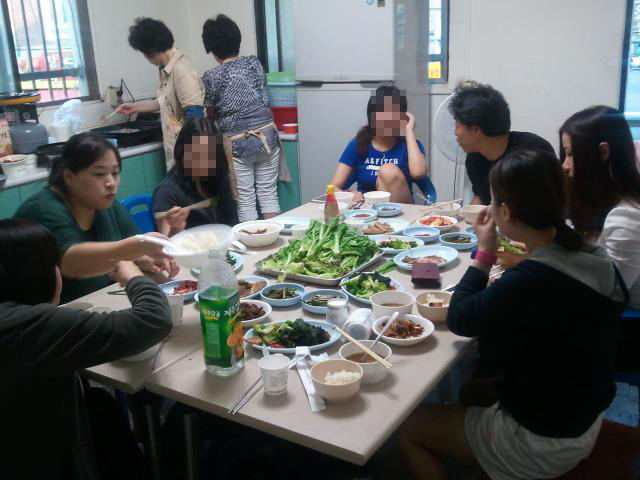 지난 19일 서울 중랑구 망우3치안센터에 모인 학생들과 봉사자들이 대화를 나누며 저녁식사를 하고 있다.