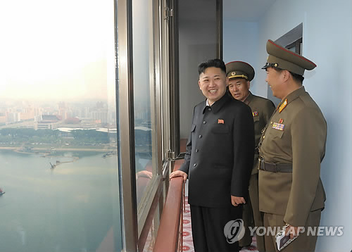 북한 김정은 국방제1위원장이 평양 창전거리에 새로 건설된 살림집을 시찰하고 있다.