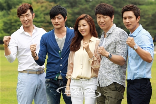 22일 오후 경기도 고양시 SBS탄현드라마센터에서 진행될 주말드라마 ‘신사의 품격’ 기자간담회에 앞서 출연 배우들이 포토타임을 갖고 있다. (왼쪽부터)이종혁,장동건,김하늘,김수로,김민종.<br>노컷뉴스