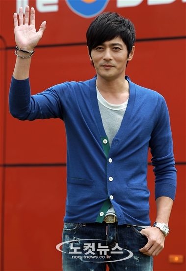 22일 오후 경기도 고양시 SBS탄현드라마센터에서 진행될 주말드라마 ‘신사의 품격’ 기자간담회에 앞서 출연배우 장동건이 포토타임을 갖고 있다.<br>노컷뉴스
