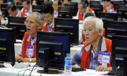 돋보기 너머로 보이는 열정