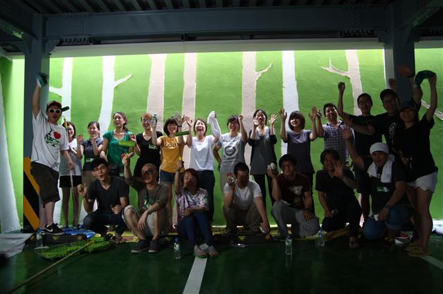 서울 종로구 행촌동 공영주차장에서 가진 오픈 프로젝트에 참여한 시민들과 박준호(앞줄 오른쪽 세 번째)·이승연(뒷줄 왼쪽 세 번째) 공동대표 에이치프로덕션 제공