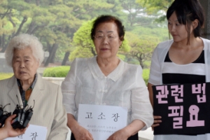 ‘소녀상 말뚝테러’ 일본인 6년째 재판 불출석…법원 “인간성 말살 범죄행위 처벌에 국경 없어”