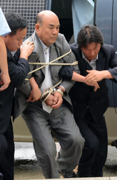 귀환과 동시에 경찰에 체포돼 포승줄에 묶인 노 부의장이 경기 파주경찰서로 압송되고 있다. 안주영기자 jya@seoul.co.kr