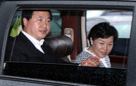 8일 대선 출마를 선언할 예정인 김두관(왼쪽) 경남도지사가 6일 경남도청에서 퇴임식을 가진 뒤 부인 채정자씨와 함께 승용차에 올라 도청을 떠나고 있다. 창원 연합뉴스