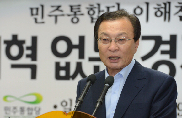 민주통합당 이해찬 대표가 9일 영등포 중앙당사에서 취임 한달 특별 기자회견을 열고 발언하고 있다.  안주영기자 jya@seoul.co.kr