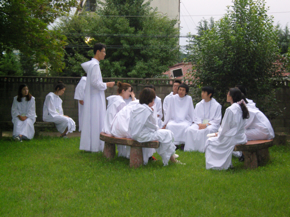 지난해 여름 성베네딕도회 왜관수도원의 ‘수도생활 체험학교’ 참가자들이 사제들과 함께 이야기를 나누고 있다.