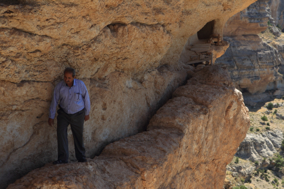 레벤트 협곡 동굴집에서 사는 슈크르 쿠르트가 바위를 뚫어서 낸 길에서 걸어 나오고 있다.