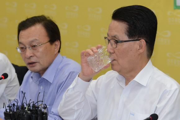 11일 국회에서 열린 민주통합당 최고위원회의에서 박지원(오른쪽) 원내대표가 물을 마시고 있다.  안주영기자 jya@seoul.co.kr 