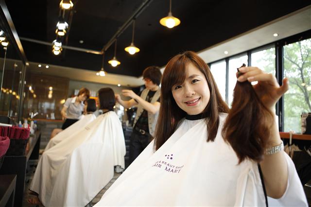 ktcs 전북사업단 최정은 상담사 등이 소아암 어린이를 위한 모발나눔 기증 행사에 동참, 소중하게 기른 머리카락을 들어 보이고 있다. ktcs 제공
