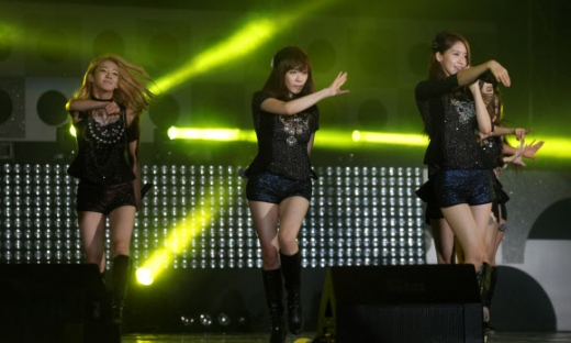 12일 저녁 여수엑스포 크루즈공원 특설무대에서 열린 엑스포 팝 페스티벌 콘서트에서 소녀시대가 화려한 무대를 선보이고 있다.<br>연합뉴스