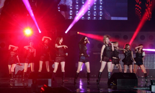 12일 저녁 여수엑스포 크루즈공원 특설무대에서 열린 엑스포 팝 페스티벌 콘서트에서 소녀시대가 화려한 무대를 선보이고 있다.<br>연합뉴스