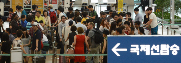13일 인천국제공항 출국장이 해외에서 휴가를 보내기 위해 국제선 비행기를 탑승하려는 여행객들로 붐비고 있다. 손형준기자 boltagoo@seoul.co.kr
