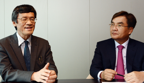 이호리 도시히로(왼쪽) 도쿄대 교수와 강병규 한국지방세연구원장이 양국 간 지방재정 문제 해결 방안에 대해 이야기를 나누고 있다.  안주영기자 jya@seoul.co.kr