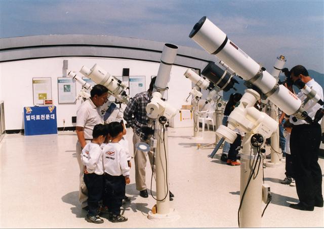 별마로 천문대에서 어린이들이 망원경과 별을 관찰하고 있다. 영월군 제공
